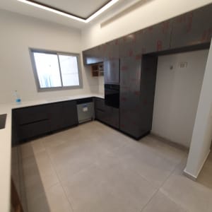 מטבח עם בקבוק חומר ניקוי על השיש