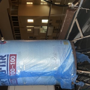 דוד שמש עטוף בניילון כחול על גג