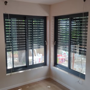 חלונות אלומיניום עם תריסים פנימיים בחדר
