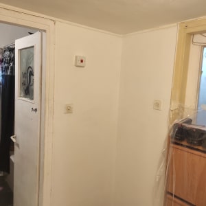 קיר צבוע, שקית ניילון, כלי עבודה על הרצפה