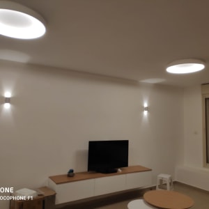 תאורה חדשה מותקנת על תקרה וקירות בחדר