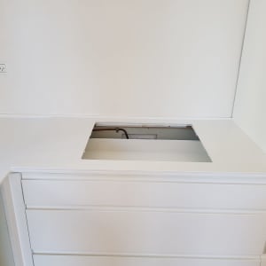 במה של אבן קיסר וחיתוך שמתאים לכיריים סטנדרטיות 