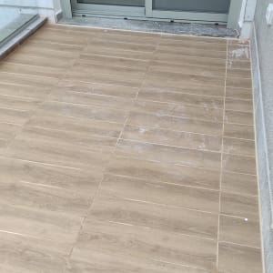 רצפה מלוכלכת עם סימני לכלוך ואבק