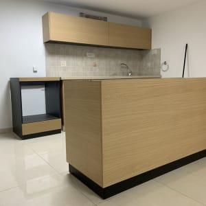 ארונות עץ במטבח עם כיור וברז