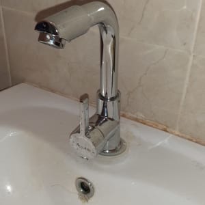 ברז כרום מותקן על כיור לבן