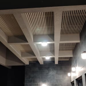 שולחן עץ על רצפת עץ במרפסת מוארת