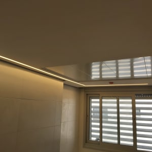 תקרת גבס עם תאורה נסתרת ליד חלון