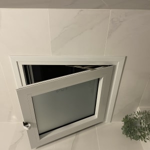 חלון אלומיניום פתוח עם מסגרת לבנה