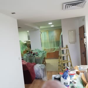 סולם, פחיות צבע, כיסויים פלסטיים על רהיטים