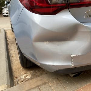 נזק לפגוש אחורי של רכב עם שריטות ושקעים