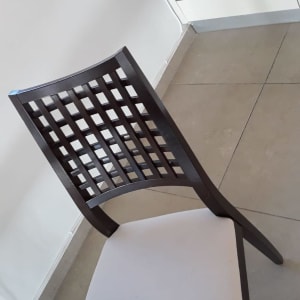 כיסא עם ריפוד בהיר במטבח