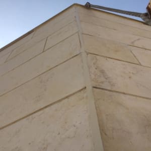 קיר אבן עם חיבורי איטום בפינות