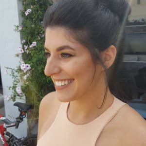 איפור עיניים עם אייליינר ושיער אסוף בקוקו