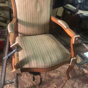 כיסא מרופד עם מהדקים לתיקון ריפוד