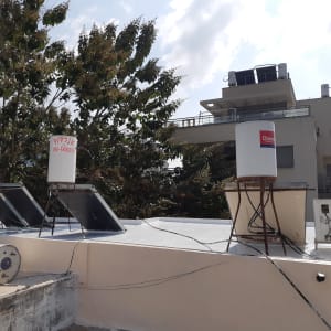 דודי שמש על גג אטום עם חומר איטום לבן