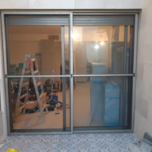 דלת הזזה מאלומיניום עם זכוכית שקופה