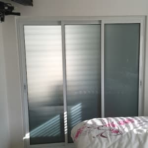 דלתות הזזה מאלומיניום עם זכוכית חלבית