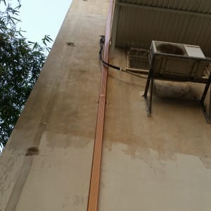 גג עם מרזב מתכת ויחידת מיזוג אוויר