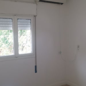 חדר עם קירות לבנים ומקל צבע כחול