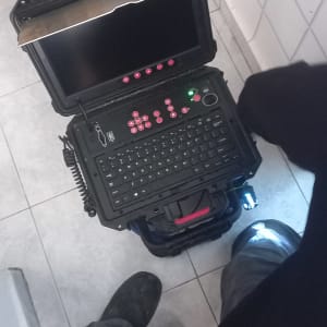 מחשב נייד בתוך מזוודה עם מקלדת ותצוגה