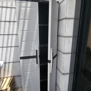 ארון פלסטיק אפור עם דלת פתוחה למחצה