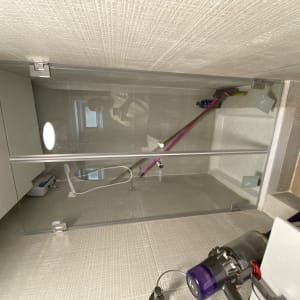 מקלחון עם דלת זכוכית ומקלחת יד