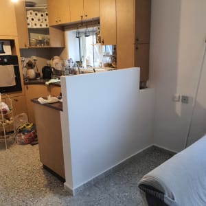 מטבח עם קיר חדש בצביעה לבנה