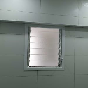 תריסים אופקיים לבנים בחלון קטן