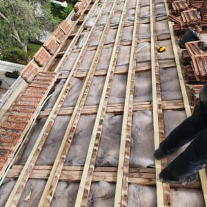 עבודות גג עם קורות עץ וערימות רעפים