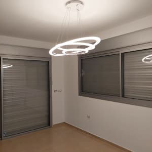 חדר עם קירות לבנים ותאורה מודרנית