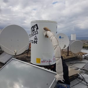 דוד שמש עם צינור מבודד על גג
