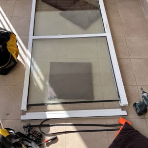 תריסים לבנים מונחים על הרצפה עם כלי עבודה סביבם