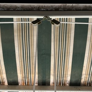 סוכך עם פסים ירוקים ולבנים, חבלים ומנגנון מתכת