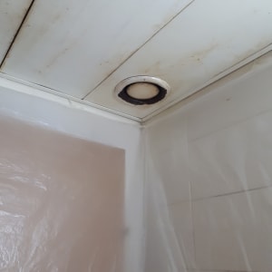 תקרה עם כתמי לכלוך ומנורה עגולה