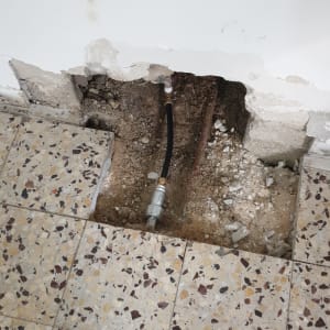 צינור מים חשוף בקיר שבור