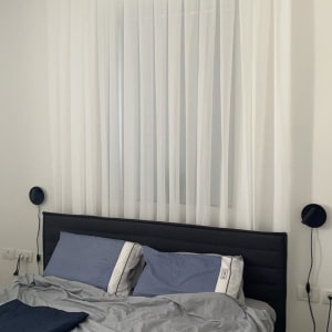 וילון לבן שקוף תלוי על חלון בחדר שינה