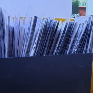 תיקיות פלסטיק מסודרות בקופסה שחורה לארגון מסמכים