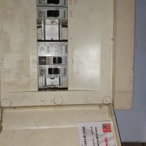 לוח חשמל עם מפסקים ומתגים