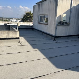 גג אטום עם יריעות ביטומניות ואיטום בזפת