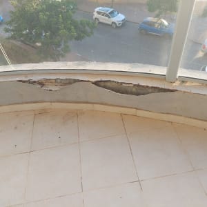 קיר מתקלף עם סדקים ותיקונים נדרשים