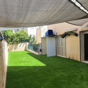 דשא סינתטי, צינור השקיה, צלייה, עציצים ירוקים