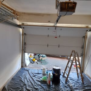 סולם, יריעת פלסטיק, דלי צבע וכלי עבודה בחניה