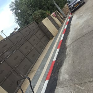 מדרכה משופצת עם צבע אדום ולבן על שפת הכביש