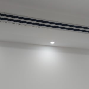 תאורה שקועה בתקרה עם פתחי אוורור