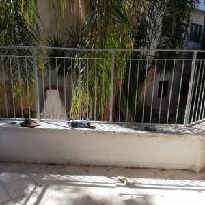 מעקה מתכת עם כלים על המעקה