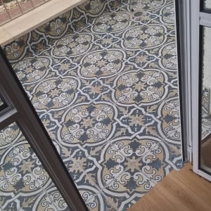 מרפסת עם רצפת אריחים מעוצבת לניקוי