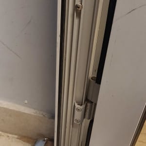 מסגרת אלומיניום לדלת עם צירים וברגים