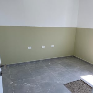 חדר עם קיר צבוע בחצי ירוק וחצי לבן