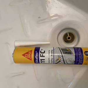 שפופרת סיליקון ליד כיור עם ניקוז