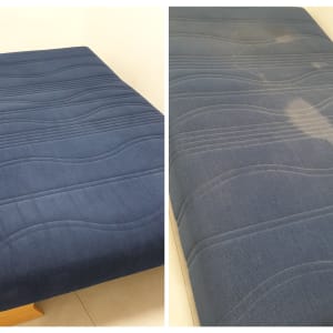 ספה כחולה עם כתמים לפני ואחרי ניקוי